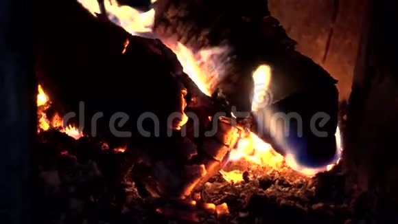 把燃烧的柴火堆放在火炉里视频的预览图
