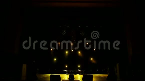在一个专业的音乐会舞台上闪烁着心形的彩色灯光视频的预览图