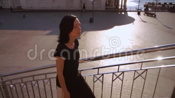 女子爬楼梯令人惊叹的城市景观视频的预览图