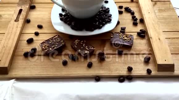 向黑热咖啡杯走去里面有豆子和巧克力视频的预览图