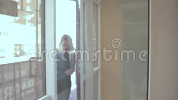 女人打开两扇门进来视频的预览图