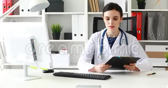 医生在白色办公室的键盘上输入文字视频的预览图
