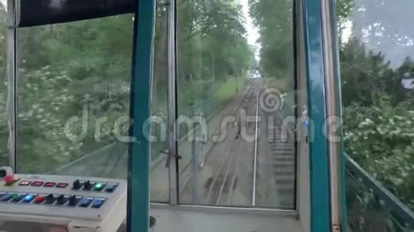 从欧洲城市夏季的藤条铁路车览绿色植物视频的预览图