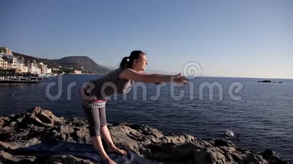 体育理念漂亮的女孩很高兴参加运动人们在海滩上训练视频的预览图