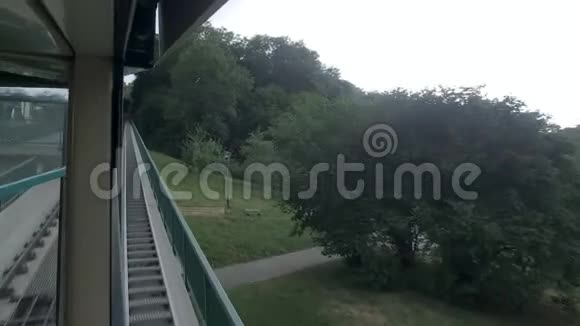 从夏季欧洲城市的一辆木轮铁路花园和公园花园和公园视频的预览图
