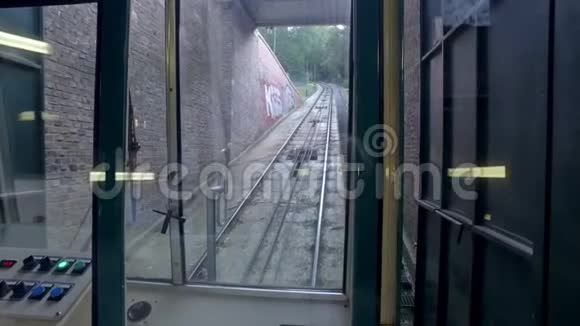 今年夏天欧洲城市的旧缆车乘火车视频的预览图