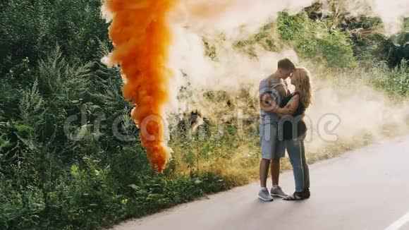 电影摄影恋爱中的年轻夫妇在森林路上拥抱视频的预览图