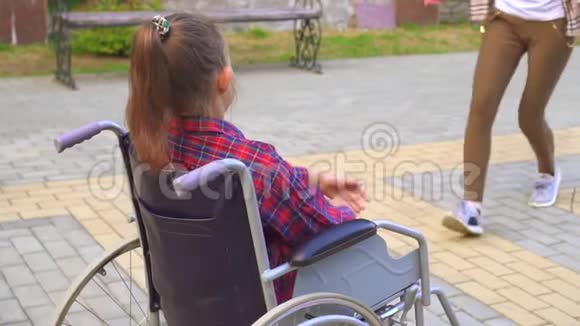 一位坐在轮椅上的残疾妇女母亲抱着女儿稳步射击视频的预览图