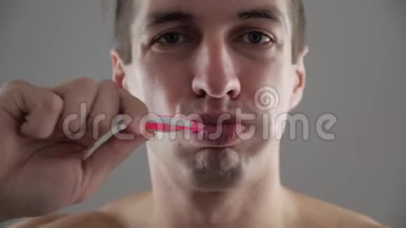 年轻人在卫生间刷牙因为牙痛而停止视频的预览图