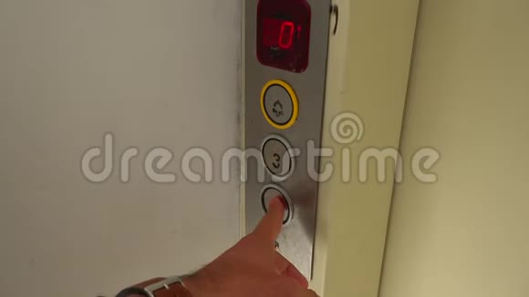 按下按钮叫电梯关门视频的预览图