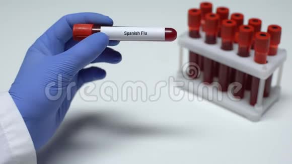 西班牙流感医生在试管中显示血样实验室研究健康检查视频的预览图