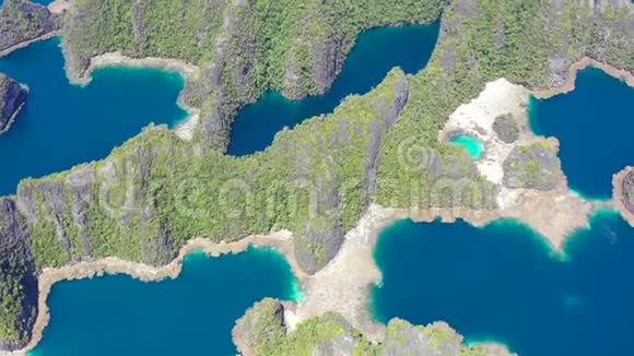 RajaAmpate遥岩岛和珊瑚礁的鸟瞰图视频的预览图