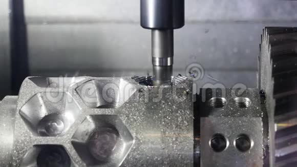 关闭自动切割机雕刻孔的金属细节在工厂媒体金属细节生产视频的预览图