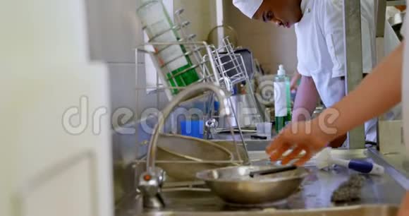 厨房4k的厨师洗涤用具视频的预览图