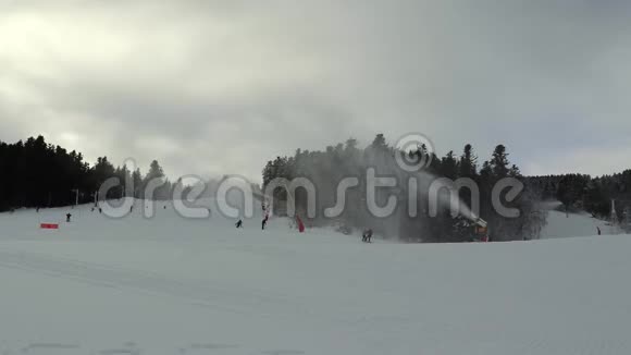 暴风雪期间滑雪者在雪山顶上滑雪视频的预览图