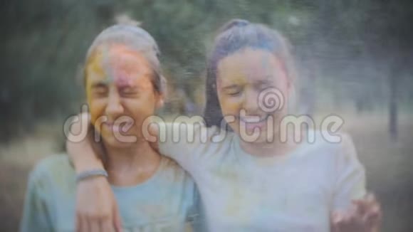霍利节过后公园里有两个十几岁的女孩用霍利颜料泼水视频的预览图