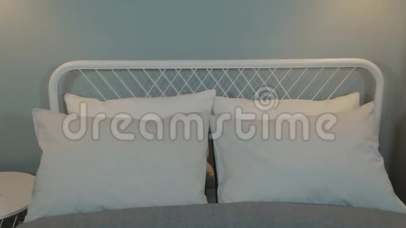 时尚的白色枕头在床上的现代内部视频的预览图