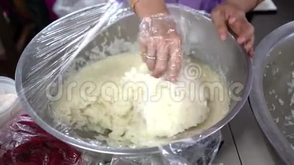 用你的手在碗里搅拌米饭煮饭泰国视频的预览图