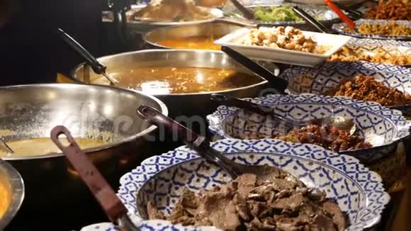 摆着各种亚洲菜的碗各式泰国传统菜肴摆在街头餐厅的摊位上视频的预览图