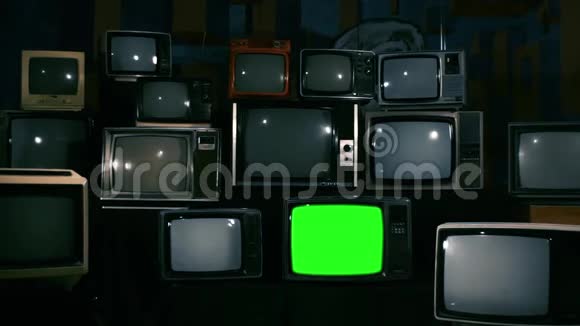 80电视与绿色屏幕蓝色钢锥视频的预览图