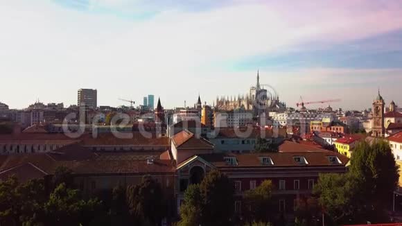白天米兰市生活街区屋顶交通街道俯视4k意大利视频的预览图