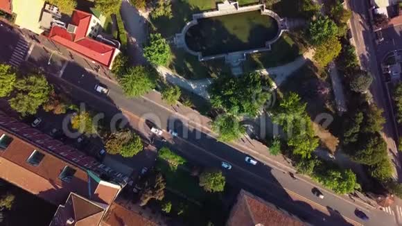 白天米兰市生活街区屋顶交通街道俯视4k意大利视频的预览图