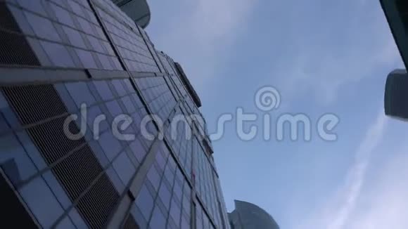 现代蓝色摩天大楼形状不寻常由玻璃制成从以下旋转视频的预览图