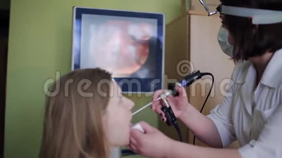 耳鼻喉科医生生产喉镜检查病人视频的预览图