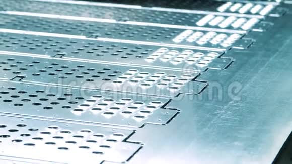 金属板材冲压后的孔现代金属加工技术视频的预览图
