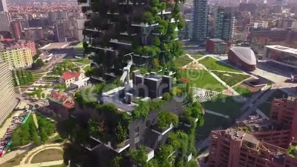 意大利米兰2018年9月26日空中观景现代和生态摩天大楼每个阳台上都有许多树博斯科视频的预览图
