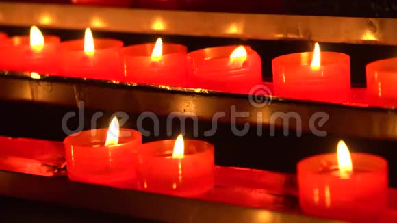 蜡烛架上的蜡烛放在天主教教堂里视频的预览图