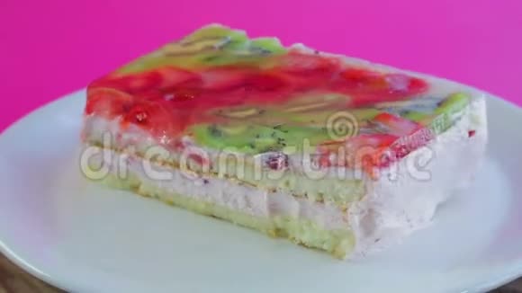 白盘子上的果冻蛋糕旋转一圈视频的预览图