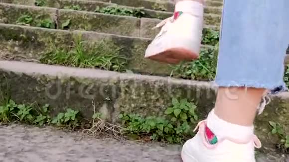 用西瓜围拢女足运动鞋和袜子旅游方式旅游方式台阶楼梯老城区步行道视频的预览图