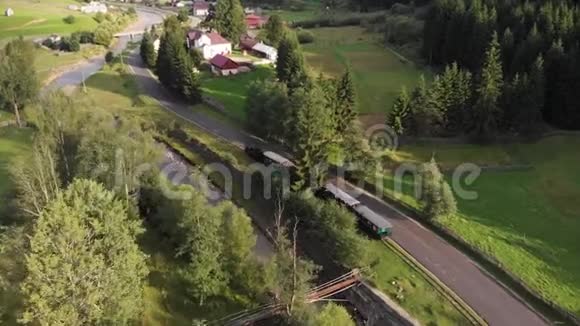 布科维纳蒸汽火车夏季空中景观视频的预览图