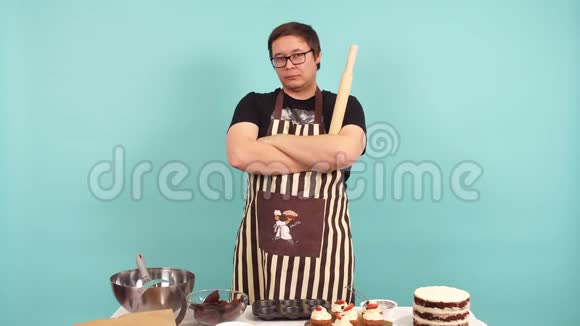 一个严肃的男性糕点厨师的肖像手里拿着擀面杖视频的预览图