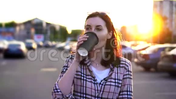 一位手里拿着咖啡的漂亮年轻女子去上班视频的预览图