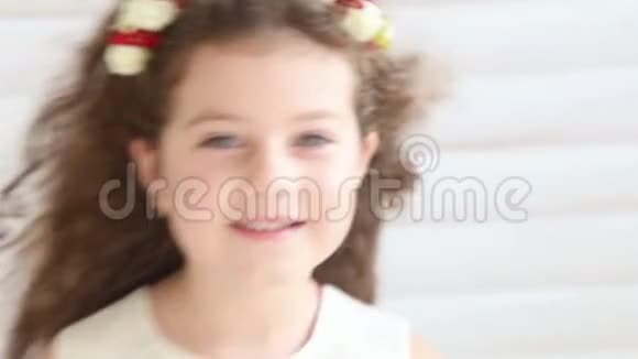 可爱的小女孩在挥杆手拍视频的预览图