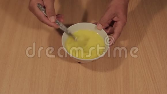 在碗里吃鸡蛋视频的预览图