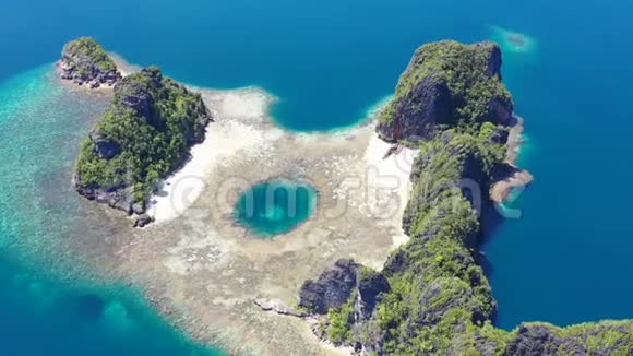 RajaAmpate偏远岛屿和珊瑚礁的鸟瞰图视频的预览图
