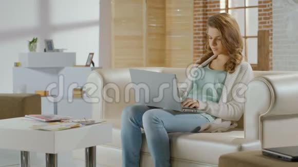 在笔记本电脑上的社交网络中聊天的漂亮女性视频的预览图