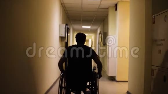康复中心轮椅残疾人剪影视频的预览图