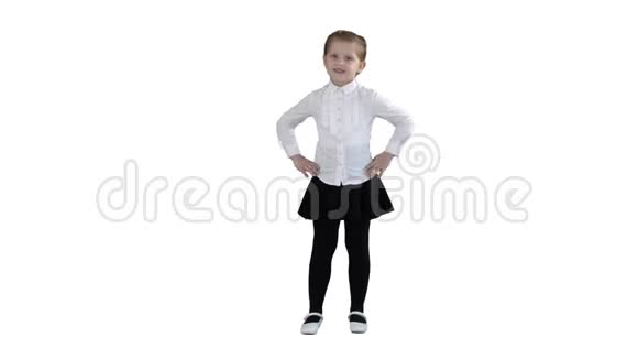 小女孩在白色背景上摆出不同的姿势视频的预览图