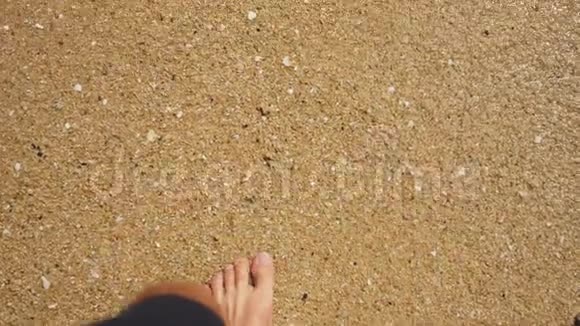 男人双腿在海沙和海浪上在海洋海滩上放松暑假视频的预览图