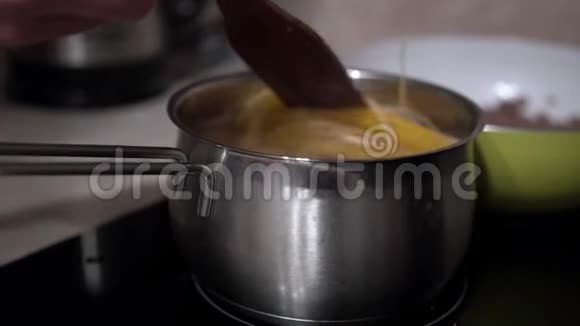 家庭主妇在锅里干扰意大利面视频的预览图