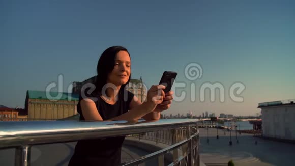 开朗的女人在夕阳下打个口信视频的预览图
