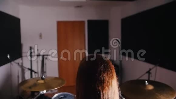 一个头发黑的女孩子开始敲鼓视频的预览图