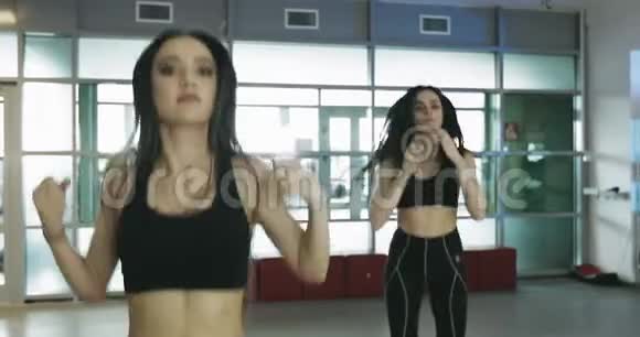 两个年轻女子在健身馆做运动视频的预览图