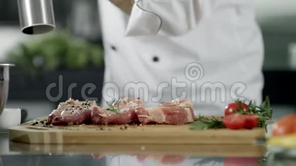 男主厨在厨房里吃肉贴身厨师双手煎牛排视频的预览图