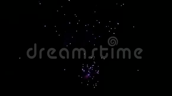 夜空背景上五彩缤纷的烟花视频的预览图