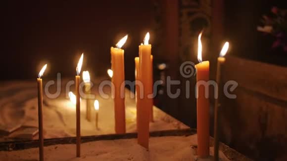 在教堂的祭坛上点燃蜡烛视频的预览图